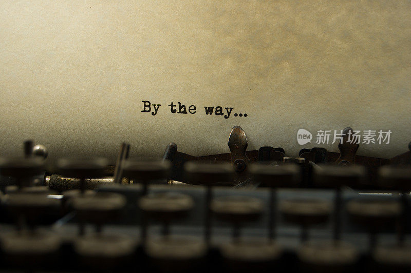 “By The Way”这个词是用老式打字机打出的